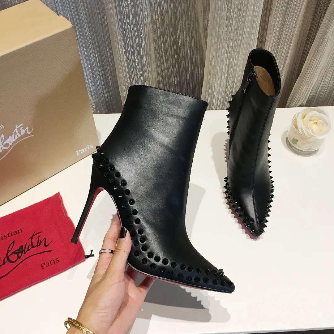 👟👟Ex-factory price 560👟👟 Genuine leather sole 30 Winter fashion boots [Lightning] [Lightning] Reprint must sell [Rose] Ordinary outsole full-grain cowhide, genuine leather outsole +30 [Sun] Brand: French famous brand red-soled shoes Christian Louboutin/Christian Louboutin original 1:1 production Sexy fashion boots Simple and elegant stiletto heel small pointed toe full of femininity [Love] Let others see what is a queen style Upper: Imported cowhide: Inner padding: first-layer pigskin Heel height: 10cm Genuine leather heel, super elegant Shoe size: 34-41 (size 41 needs to be customized) Comes with a complete set.